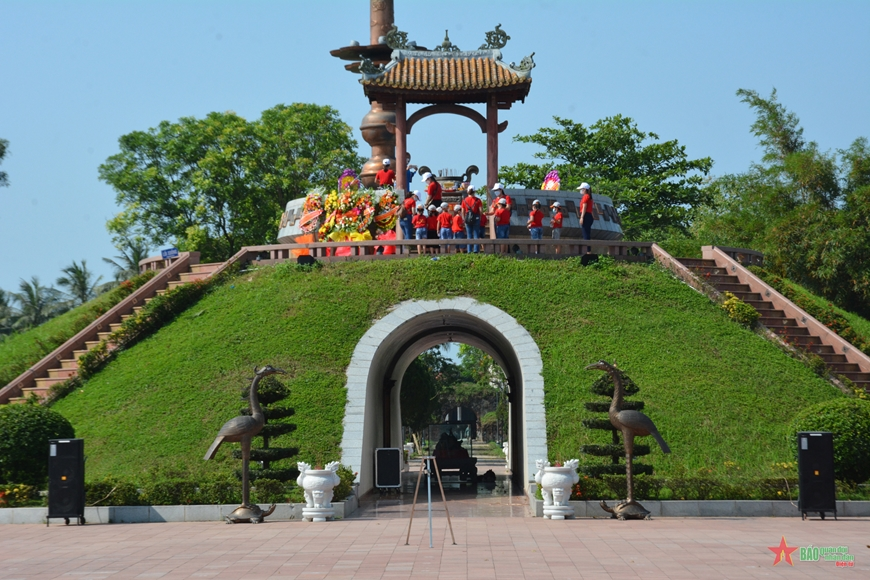 Viếng bạn bên Thành cổ